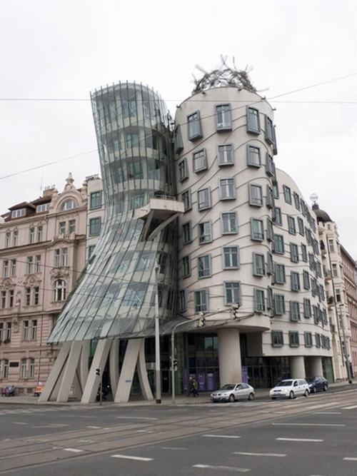 Ngôi nhà xiêu vẹo được nhiều người biết tới là tác phẩm của Frank Gehry và Vlado Milunic hoàn thành vào năm 1996.
