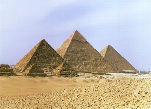 Kim tự tháp Ai Cập được xây dựng bằng các khối đá tự nhiên