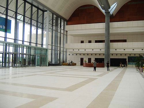 Tổng cộng đã có 34.000 m² đá tự nhiên các loại được sử dụng để ốp lát sàn, tường, cầu thang, các khu vực nhà vệ sinh trong Trung tâm Hội nghị Quốc gia.