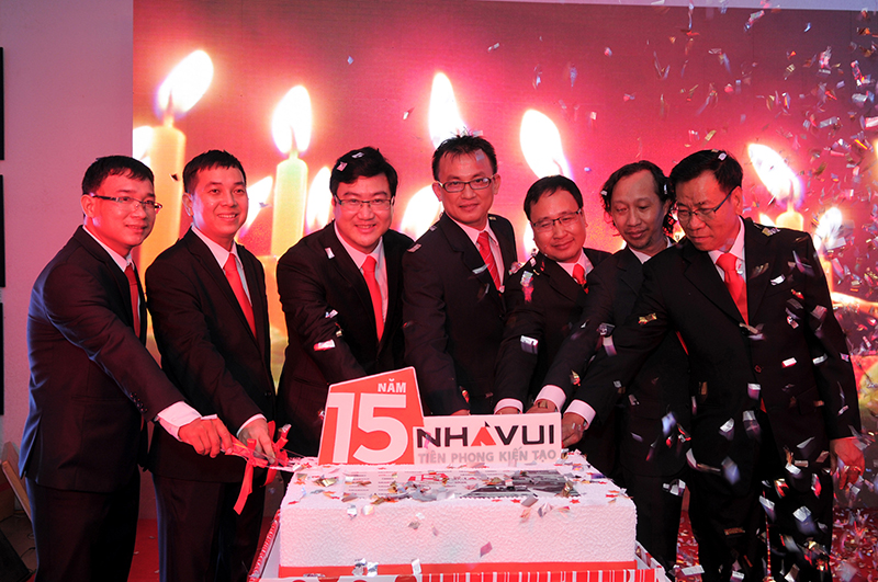 Ban lãnh đạo Nhà Vui cùng chung tay cắt chiếc bánh kem 15 năm Nhà Vui.