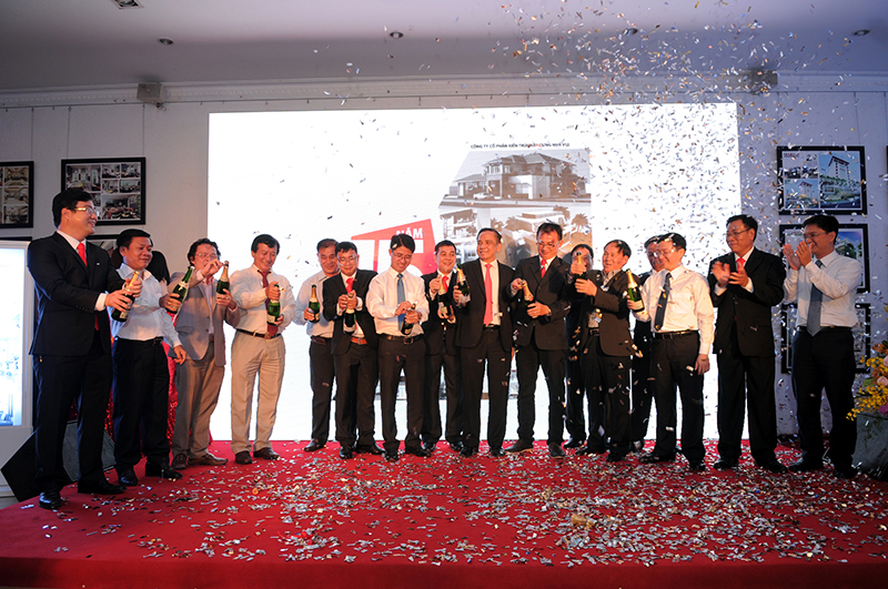Ban lãnh đạo Nhà Vui cùng những vị khách quý đã cùng nâng ly chúc mừng và chính thức khai mạc Triển lãm kiến trúc nhà ở “Sắc Màu Tổ Ấm 2016”.