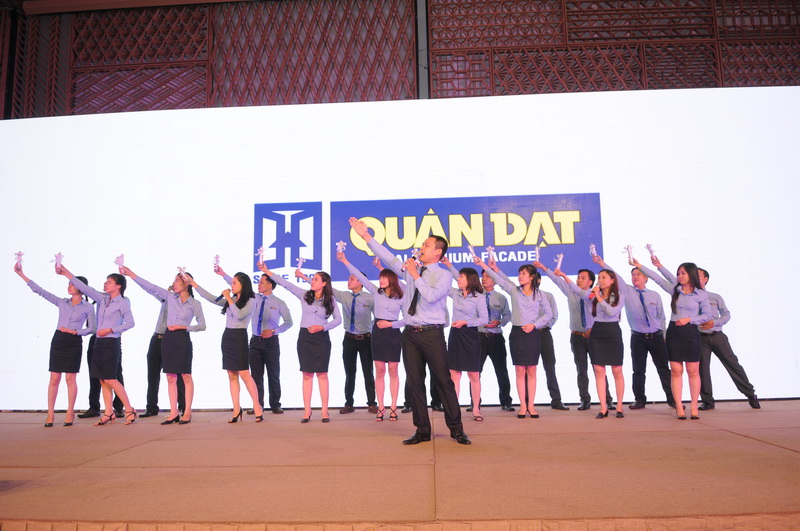 Thành viên công ty trình bày bài hát truyền thống ý nghĩa của Quân Đạt: "Khúc hát trên tầng cao" do nhạc sĩ Nguyễn Văn Hiên sáng tác