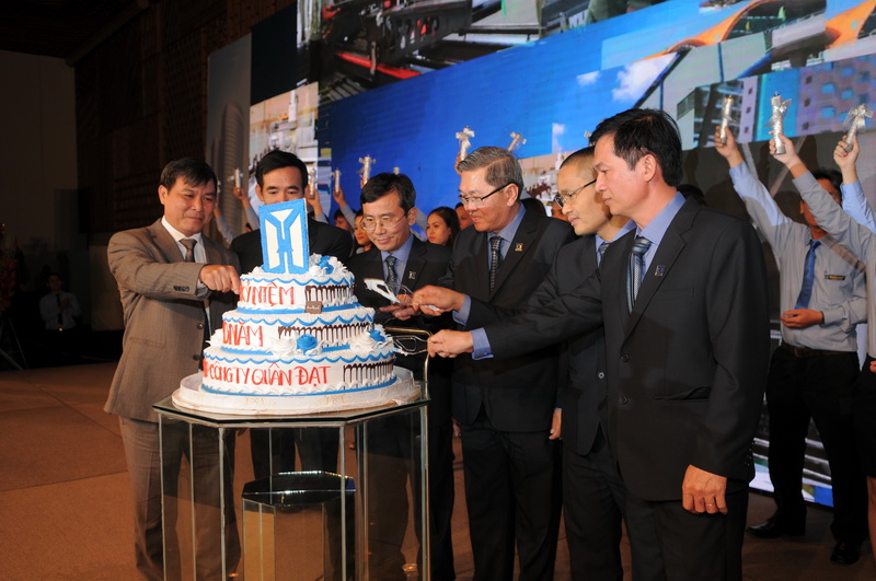 Ban lãnh đạo công ty TNHH SX & TM Quân Đạt cắt bánh sinh nhật nhân kỷ niệm 20 năm hình thành và phát triển công ty