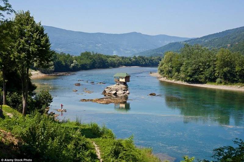 Ngôi nhà này nằm chênh vênh trên mỏm đá giữa sông Drina ở Serbia suốt 45 năm qua. 