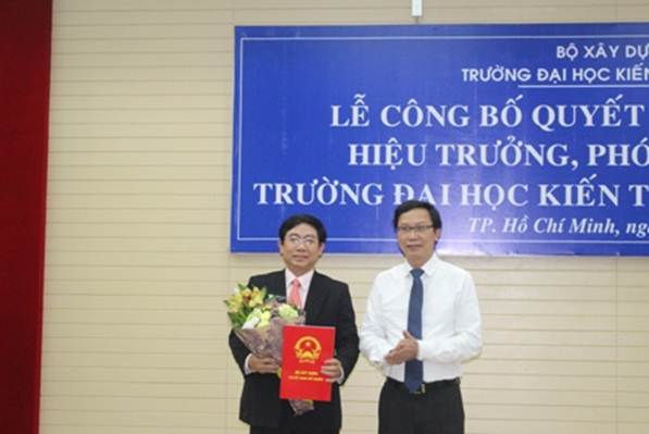 Thứ trưởng Bộ Xây dựng Nguyễn Đình Toàn trao quyết định bổ nhiệm cho tân Hiệu trưởng TS.KTS Lê Văn Thương.