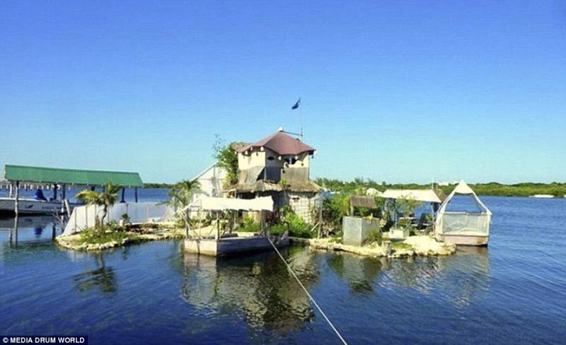 Biệt thự nổi được chủ nhân xây dựng từ những đồ phế thải ở Middleborough, Anh.