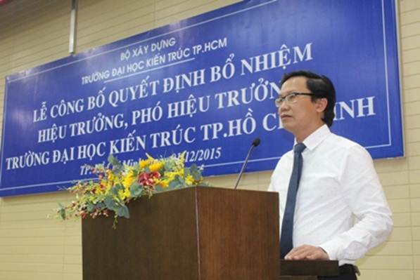 Thứ trưởng Bộ Xây dựng Nguyễn Đình Toàn chia vui với tập thể nhà trường.