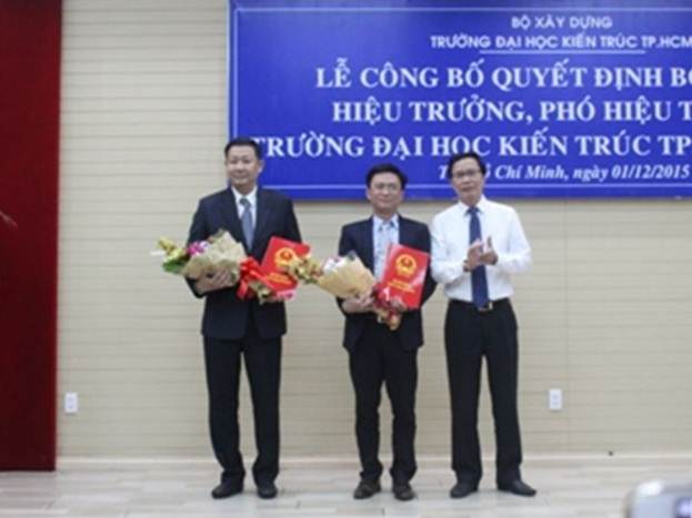 Thứ trưởng Nguyễn Đình Toàn trao quyết định bổ nhiệm cho 2 Phó Hiệu trưởng.
