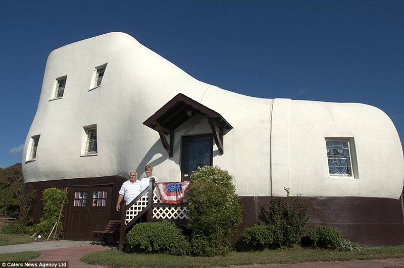 Cặp vợ chồng Carleen và Ronald Farabaugh đã quyết định xây ngôi nhà hình chiếc giầy khổng lồ ở York, bang Pennsylvania, Mỹ.