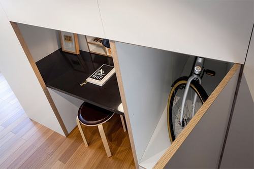 Phía dưới gác xép bố trí các hộc tủ, đó có thể là nơi ngồi làm việc, cất xe đạp...