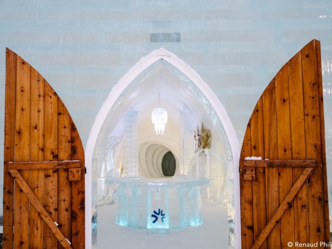 Tuyết sử dụng để xây Hotel de Glace là tuyết nhân tạo, có độ ẩm và dày hơn tuyết tự nhiên