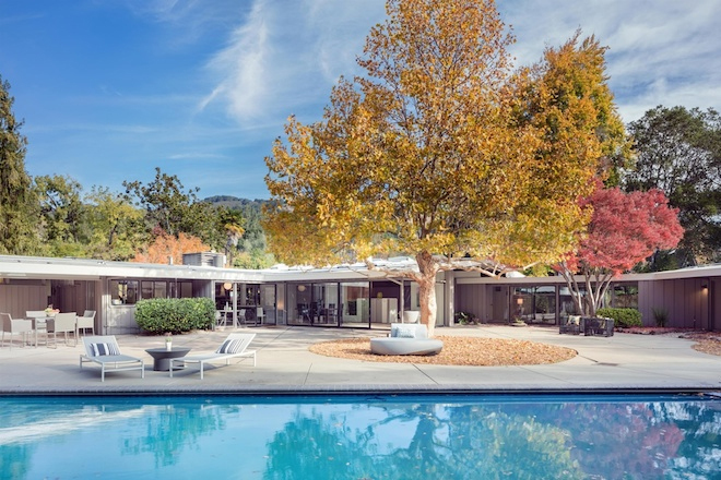 Biệt thự ở California (Mỹ) có giá bán 3,25 triệu USD ấn tượng với bể bơi phía trước và cây to trong sân vườn đổi màu lá theo mùa.