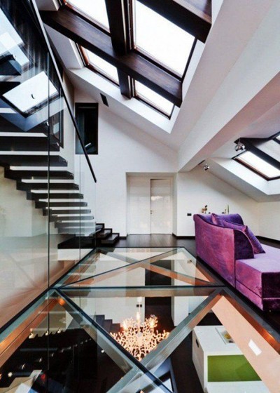 Ngôi nhà mang phong cách hiện đại với sự kết hợp giữa kính và kim loại ở mái nhà, sàn và cầu thang.