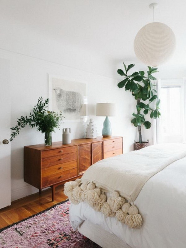 Sử dụng nội thất gỗ, cây xanh và ánh sáng là 3 cách đơn giản nhất để mang thiên nhiên tươi mới vào căn phòng ngủ của bạn!