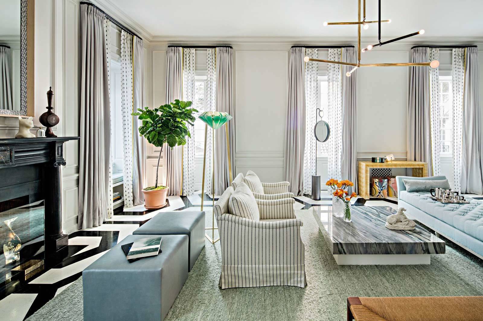 Thiết kế phòng khách của Paris Foniro đẹp một cách thanh tao và nhẹ nhàng. Cùng với đó, một loạt các đồ vật trang trí thủ công được nhập từ khắp nơi trên thế giới đã tạo nên sự phong phú và nổi bật về nội thất cho căn phòng