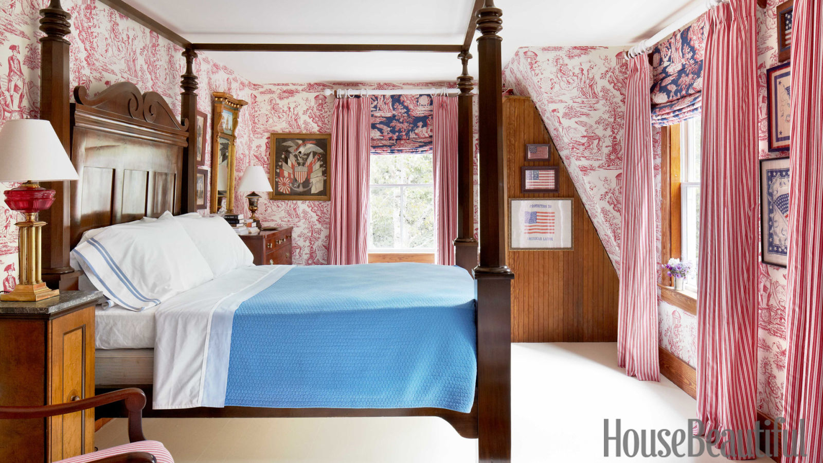 Phòng ngủ cực kì bắt mắt với giấy gián tường họa tiết. Ga giường màu xanh còn nổi bật hơn hẳn giữa những sắc thái khác nhau của hồng và đỏ.