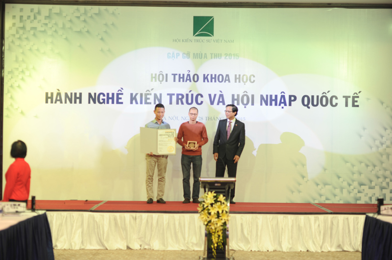 Các KTS Đoàn Thanh Hà,Trần Ngọc Phương (công ty H&P  Architects nhận Giải Vàng Arcasia