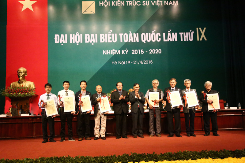 Vinh danh 10 gương mặt KTS tiêu biểu nhiệm kỳ 2010 - 2015, các KTS từ trái qua phải: Nguyễn Trường Lưu, Nguyễn Xuân Minh,  Hoàng Thúc Hào, Nguyễn Văn Tất, Nhà văn Hữu Thỉnh, Chủ tịch Nguyễn Tấn Vạn, Lê Hiệp, Khương Văn Mười,  Lưu Đình Khẩn, Nguyễn Tiến Thuận