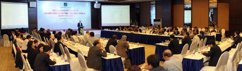 LTS: Hội nghị Ban Chấp hành Hội KTS Việt Nam khóa 9 đã tiến hành Bầu cử Hội đồng Kiến trúc gồm 16 thành viên. Trong mục Diễn đàn KTS số này, TCKT trân trọng giới thiệu bài viết của một số thành viên Hội đồng Kiến trúc và các hoạt động của giới nghề trong thực tiễn quá trình hội nhập.