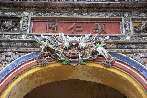 Hình quỷ La Hầu ở cửa cồng Hiển Nhân môn ( tác giả)