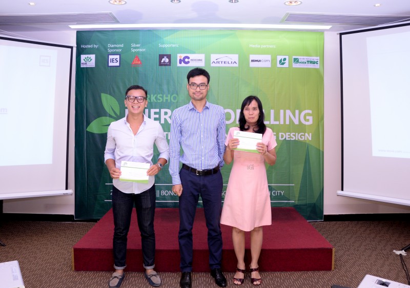 Ông Vũ Hồng Phong (giữa) - Quản lý dự án của VGBC cùng đại diện của Hội kiến trúc sư TP.Hồ Chí Minh (bên phải) và Công ty TNHH Đèn Xanh Delabie (bên trái).