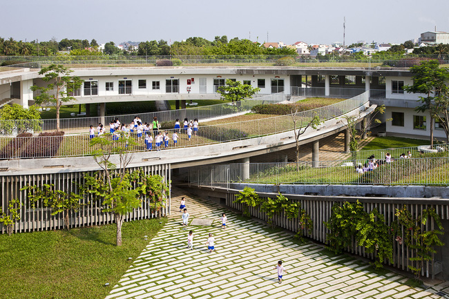 Mọi nơi tại đây đều được bảo vệ bằng một hàng rào an toàn và chắc chắn, đảm bảo an toàn tuyệt đối cho các em nhỏ khi vui chơi.