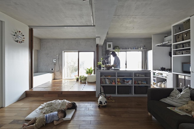 Ngôi nhà không có giường bởi gia đình quyết định chọn kiểu phòng ngủ truyền thống của người Nhật: nằm thảm trải trực tiếp trên sàn nhà
