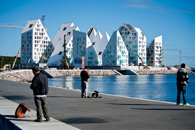 Tổ hợp chung cư nằm bên bến cảng của thành phố Aarhus (Đan Mạch) gây ấn tượng mạnh với thiết kế có hình khối lạ.
