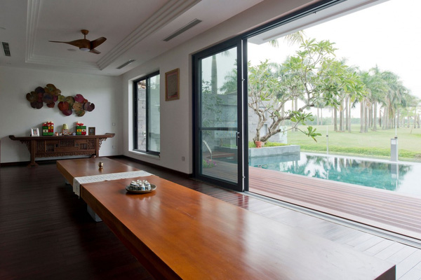 Chiếc phản gỗ là nơi thưởng trà lý tưởng cho các thành viên trong nhà.