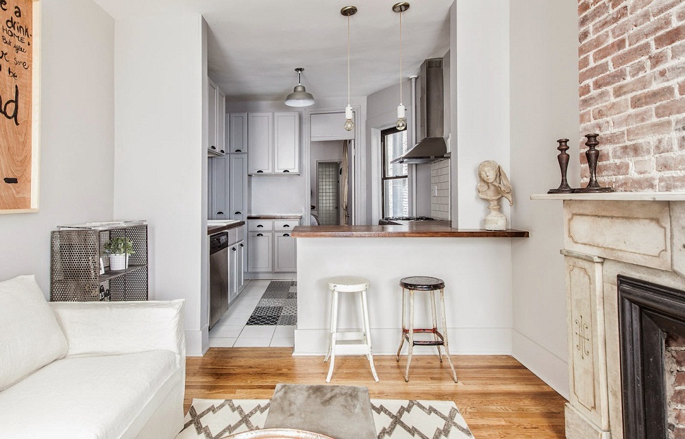 Với sắc trắng là tông màu chủ đạo, chủ nhà không quên lựa một chiếc sofa trắng êm dịu cho không gian phòng khách của căn hộ.