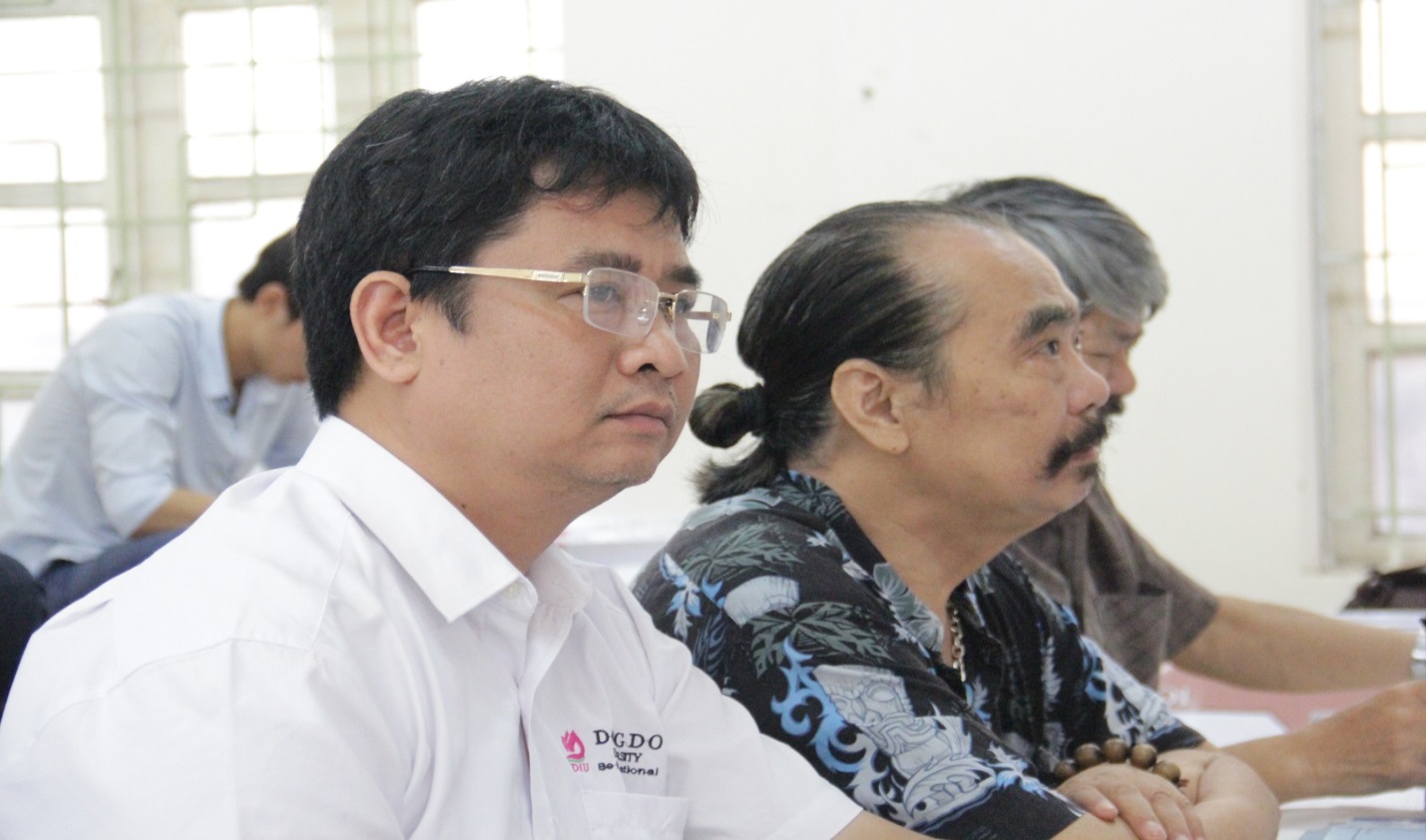 Hội đồng làm việc rất nghiêm túc trước khi cho điểm đồ án.
