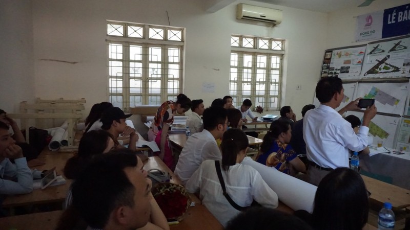 Đến dự lễ bảo vệ tốt nghiệp còn có bạn bè, người thân của sinh viên.