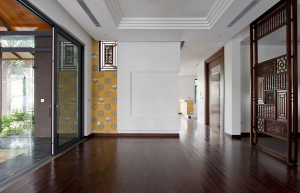 Những vách ngăn gỗ được điêu khắc tinh xảo là "sợi dây" kết nối lý tưởng cho không gian trong nhà và ngoài trời của ngôi biệt thự.