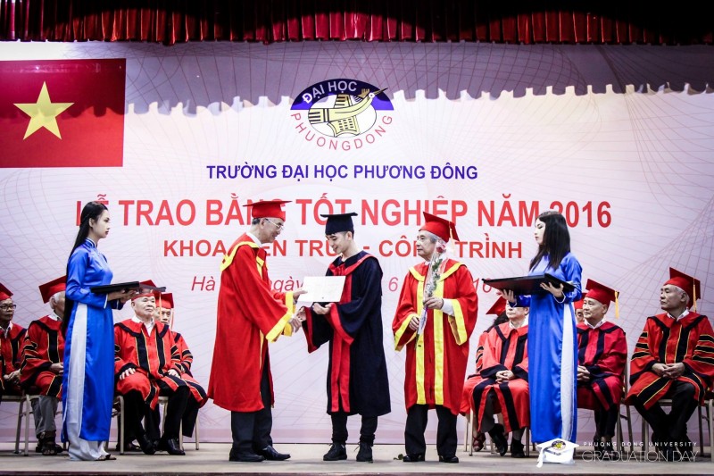 PGS.TS Bùi Thiện Dụ - Hiệu trưởng nhà trường và GS.TSKH. Nguyễn Tài - Chủ nhiệm khoa KT-CT trao bằng tốt nghiệp cho sinh viên.