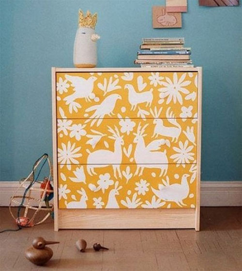 Thay vì sơn lại tủ mini, bạn hoàn toàn có thể dùng giấy dán tường để mang đến một chiếc tủ mới mẻ và ấn tượng hơn.