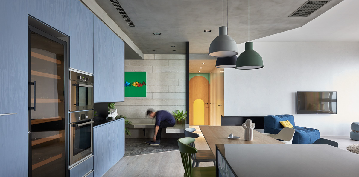 Những tấm lưới bằng gỗ trên trần nhà được sử dụng để tạo trực giác xác định 2 khu chức năng bếp và phòng khác.