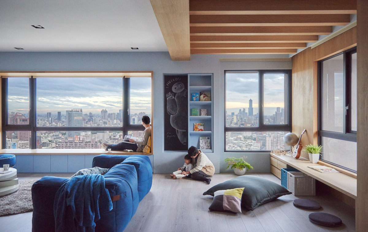 Không gian phòng khách còn là nơi vui chơi cho trẻ nhỏ, được trang bị đồ nội thất như ghế sofa nhồi bông, bàn café tròn thấp. Góc đọc sách và góc làm việc được thiết kế cạnh cửa sổ, tầm nhìn đẹp ra quang cảnh thành phố nhộn nhịp bên ngoài.