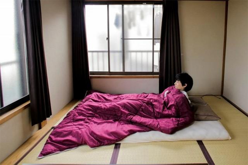 Anh Katsuya Toyoda là một biên tập viên xuất bản online. Trong căn hộ 22 m2 của anh chỉ có một chiếc bàn, đệm futon để ngủ vào ban đêm và cất gọn vào ban ngày. "Tôi trở thành người sống tối giản nên những món đồ tôi thực sự thích sẽ nằm trong tầm mắt của tôi", anh Toyoda nói.