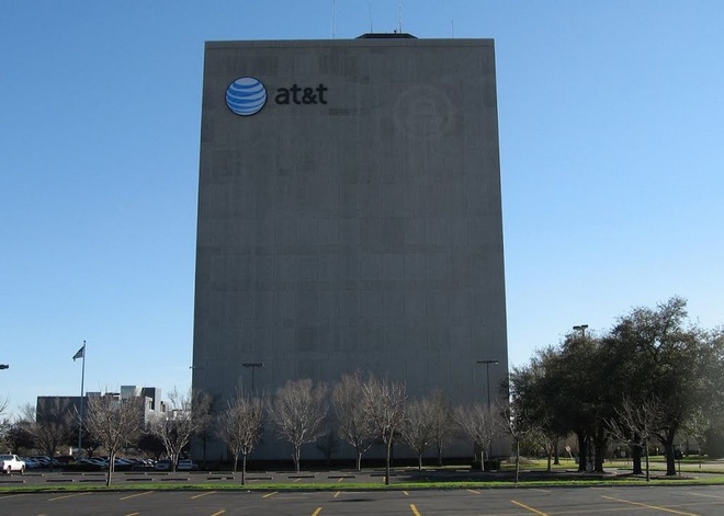 Ngoài công trình ở New York, AT&T còn có thêm một tòa nhà thiết kế tương tự ở Houston và gần như cũng không có ô cửa sổ nào