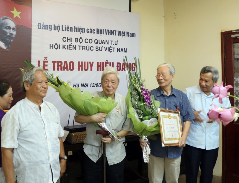 Đ/c Trần Hồng Hà - Phó Bí Thư Đảng uỷ Khối các CQ T.Ư trao huy hiệu cho các đồng chí