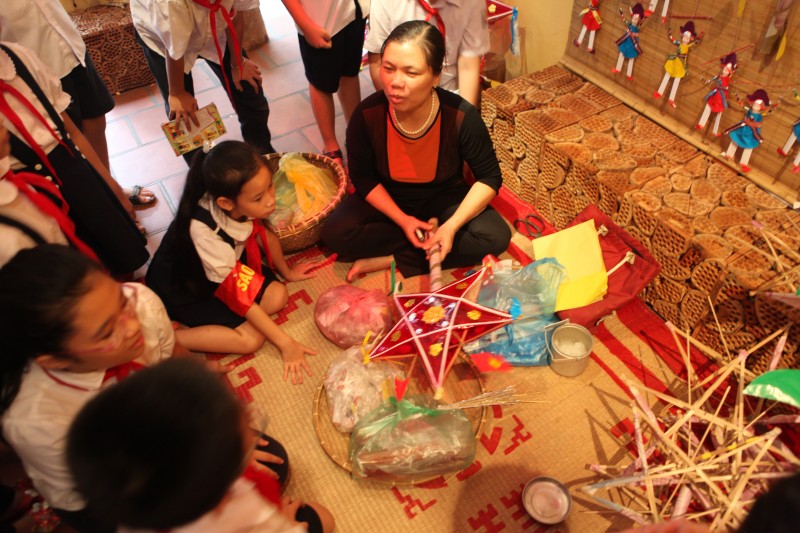 Dạy trẻ em làm đồ chơi Truyền thống dịp Trung thu Phố cổ