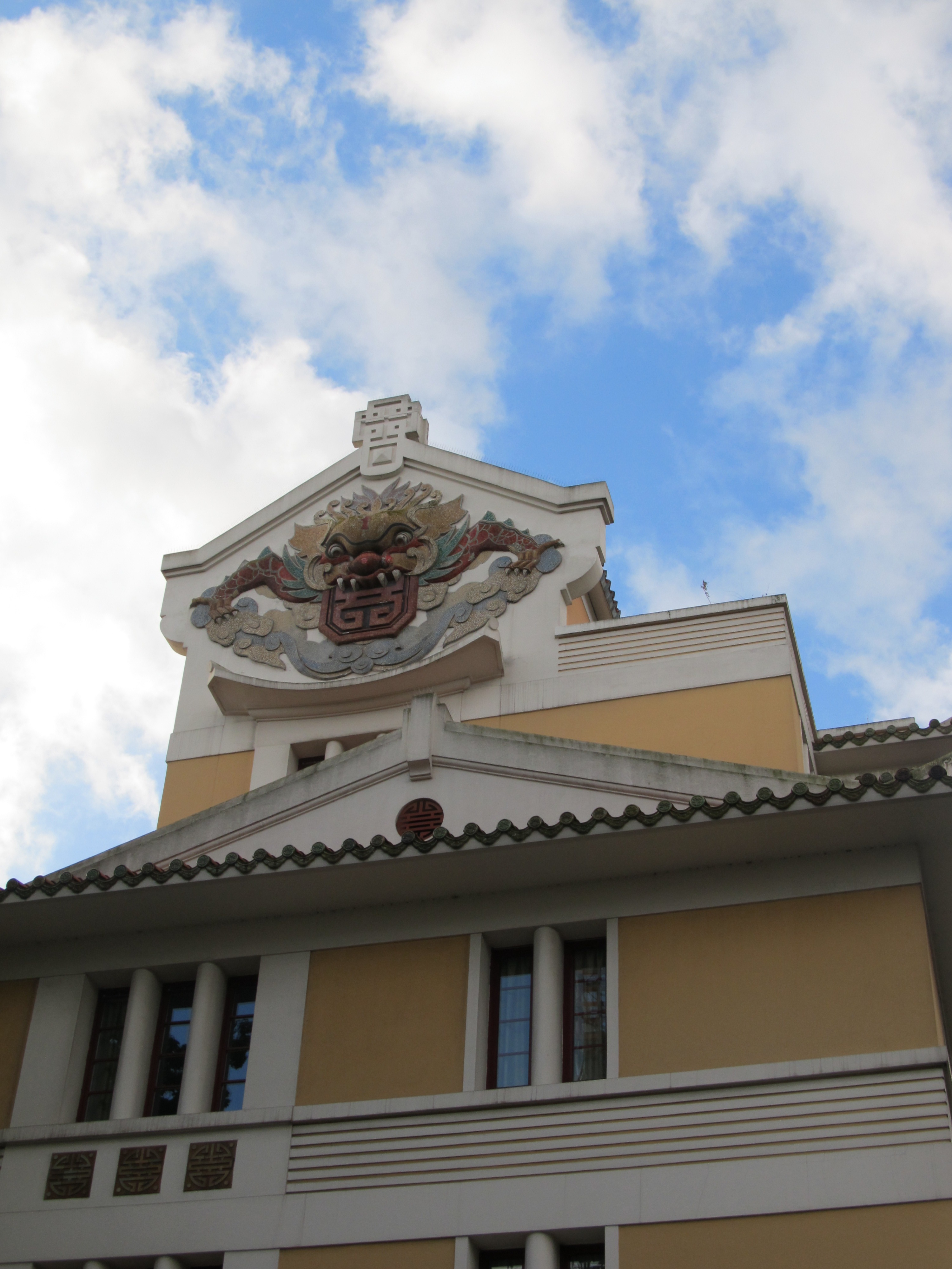 Hình ảnh Quỷ LA Hầu trang trí ở nóc nhà Đông Dương học xá Paris