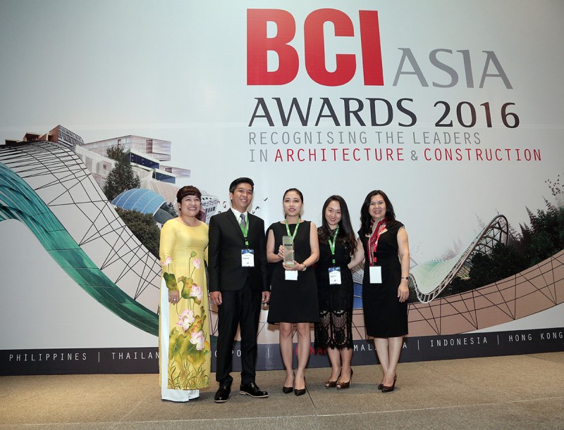 Đại diện mw archstudio nhận kỷ niệm chương tại Lễ trao giải Futurarc Green Leadership 2016