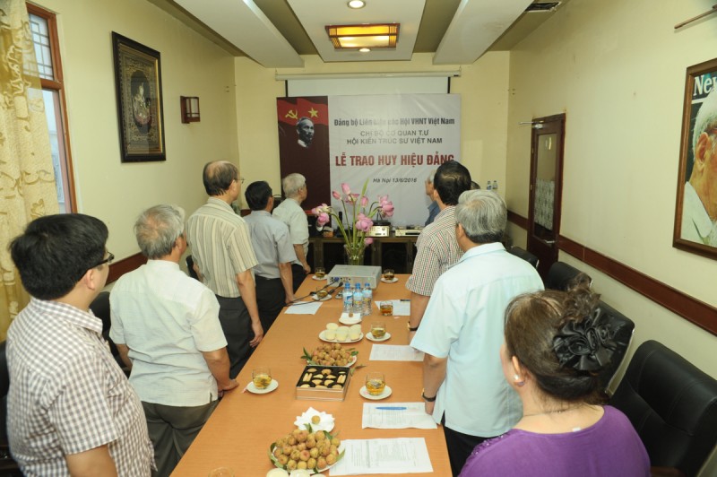 Toàn bộ đảng viên nghiêm trang thực hiện nghi lễ chào cờ