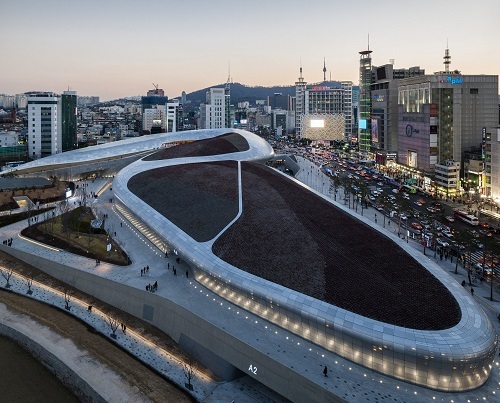 Trung tâm thương mại Zaha Hadid’s DDP, thay thế cho sân vận động Dongdaemun. Ảnh: View Pictures