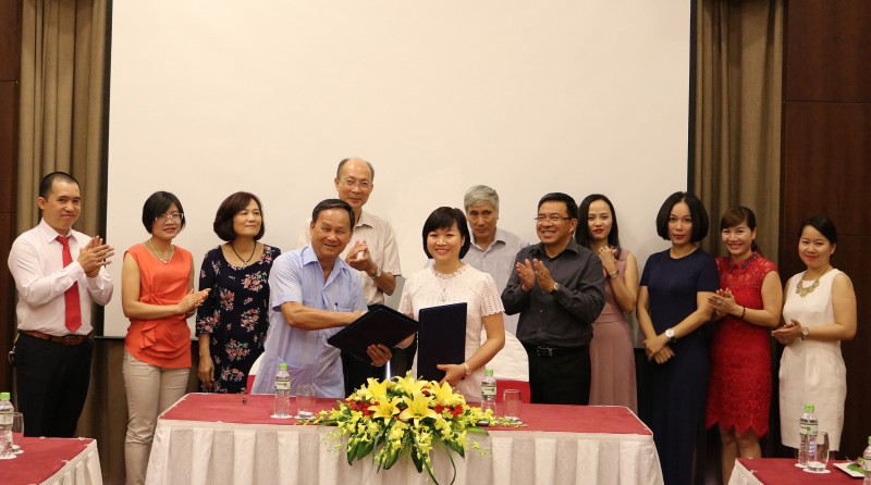Ông Nguyễn Tấn Vạn – Chủ tịch Hội KTS Việt Nam cùng Bà Dương Thị Mai Hoa – Tổng Giám Đốc Tập đoàn Vingroup ký kết biên bản ghi nhớ dưới sự chứng kiến của đại diện hai bên.