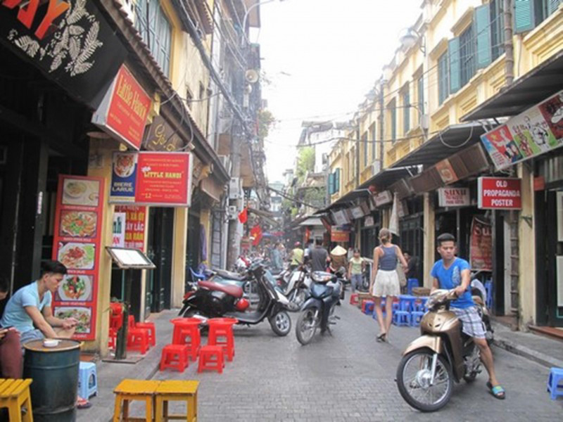 Biển quảng cáo trong khu vực Tạ Hiện