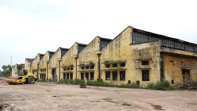 Nhà máy Dệt Nam Định tiền thân là một cơ sở nghiên cứu về tơ lụa do Toàn quyền Đông Dương - De Lanessan sáng lập. Đến năm 1898, Toàn quyền Paul Doumer cho phép lập một nhà máy tơ chạy bằng hơi nước với 6 lò hơi đặt ngay tại trung tâm thành phố Nam Định. 