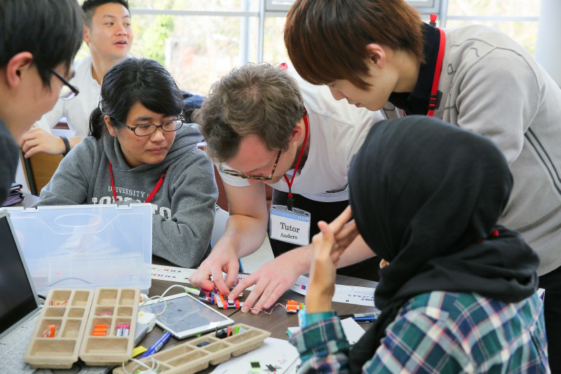 Kỹ thuật viên hướng dẫn sử dụng các bộ cảm biến do hãng Little Bits tài trợ trong thời gian hội thảo