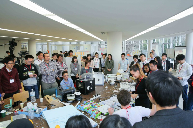 Các kỹ thuật viên giới thiệu về cách sử dụng máy in 3D, bút vẽ 3Doodler cùng các sản phẩm công nghệ khác để phục vụ cho các nhóm khi triển khai tạo dựng mô hình sản phẩm.